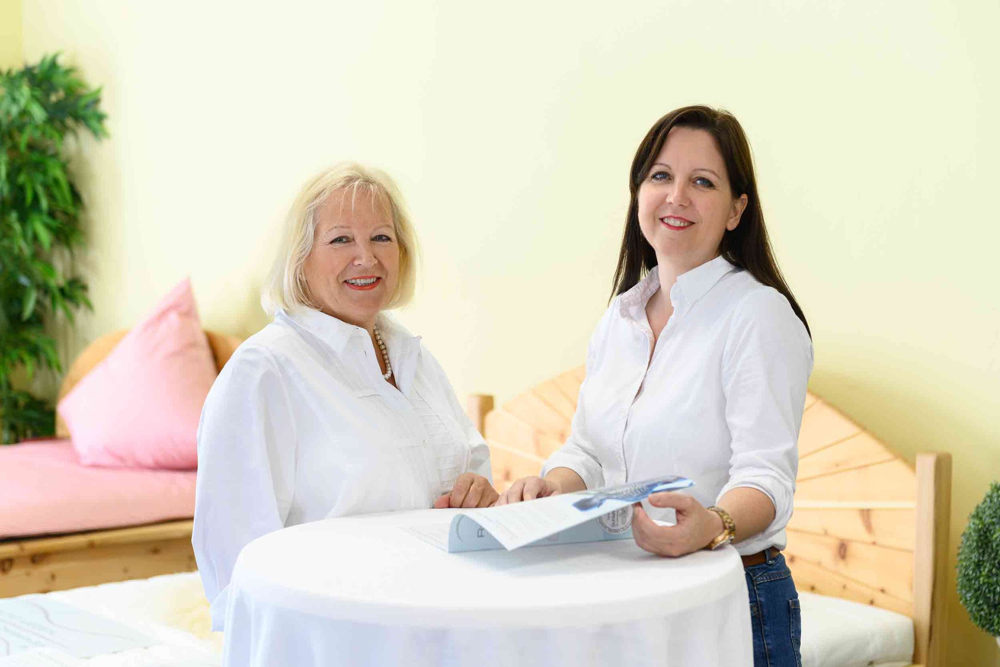 Sigrid Kern und Andrea Maysami im Beratungsgespräch im Showroom
